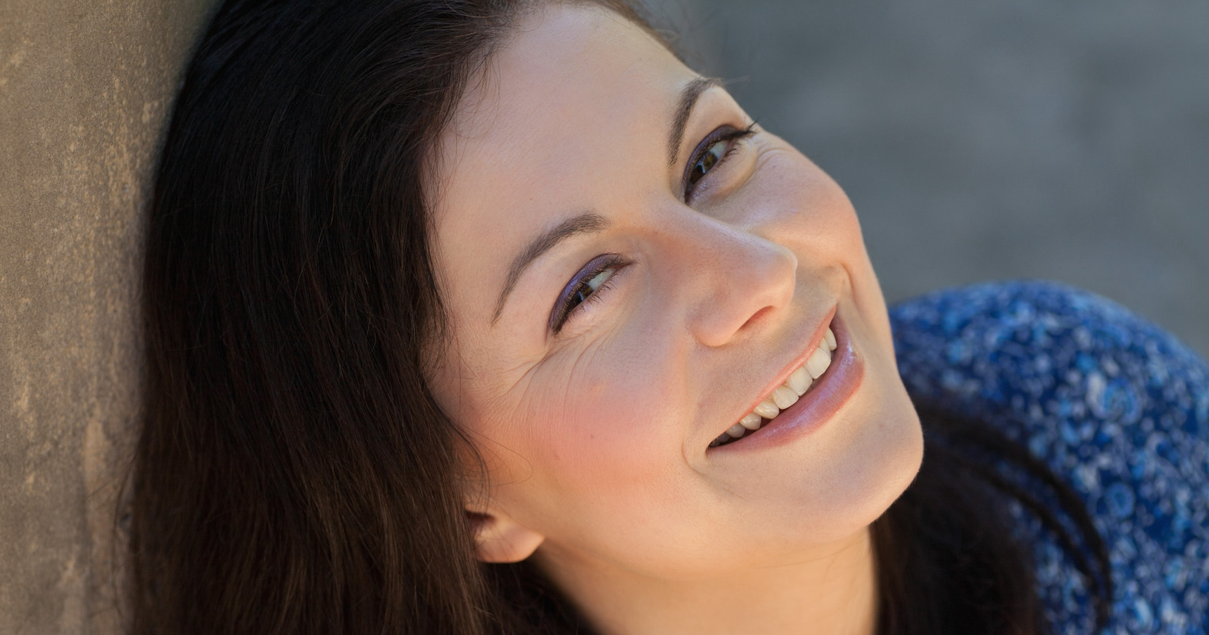 Vroni Kiefer lächelnd mit blauer Bluse